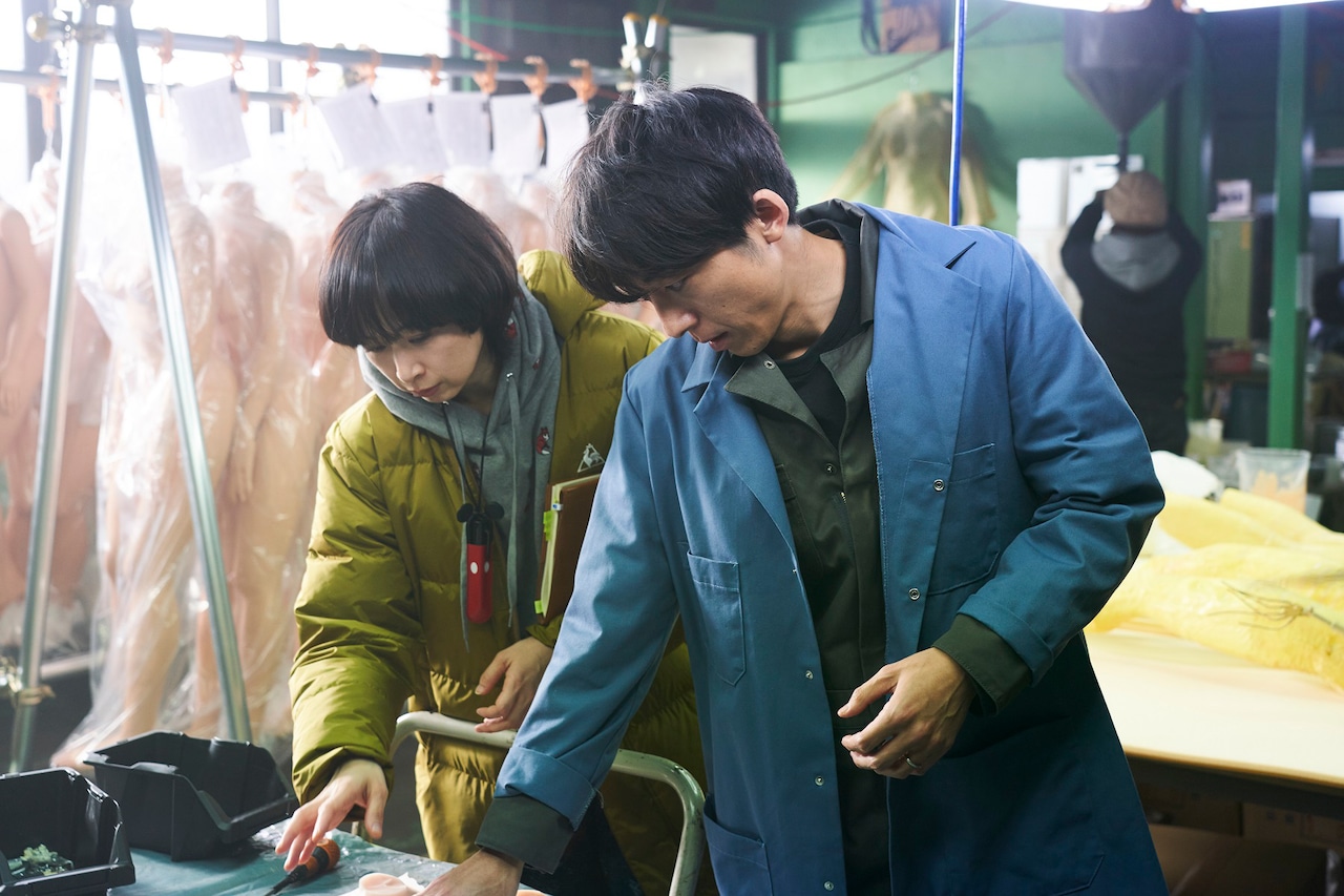 高橋一生がラブドール作りに挑戦、「ロマンスドール」メイキング写真