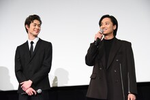 左から宮沢氷魚、藤原季節。