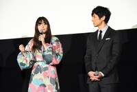 左からモトーラ世理奈、西島秀俊。