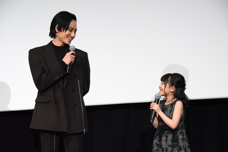 左から藤原季節、外村紗玖良。