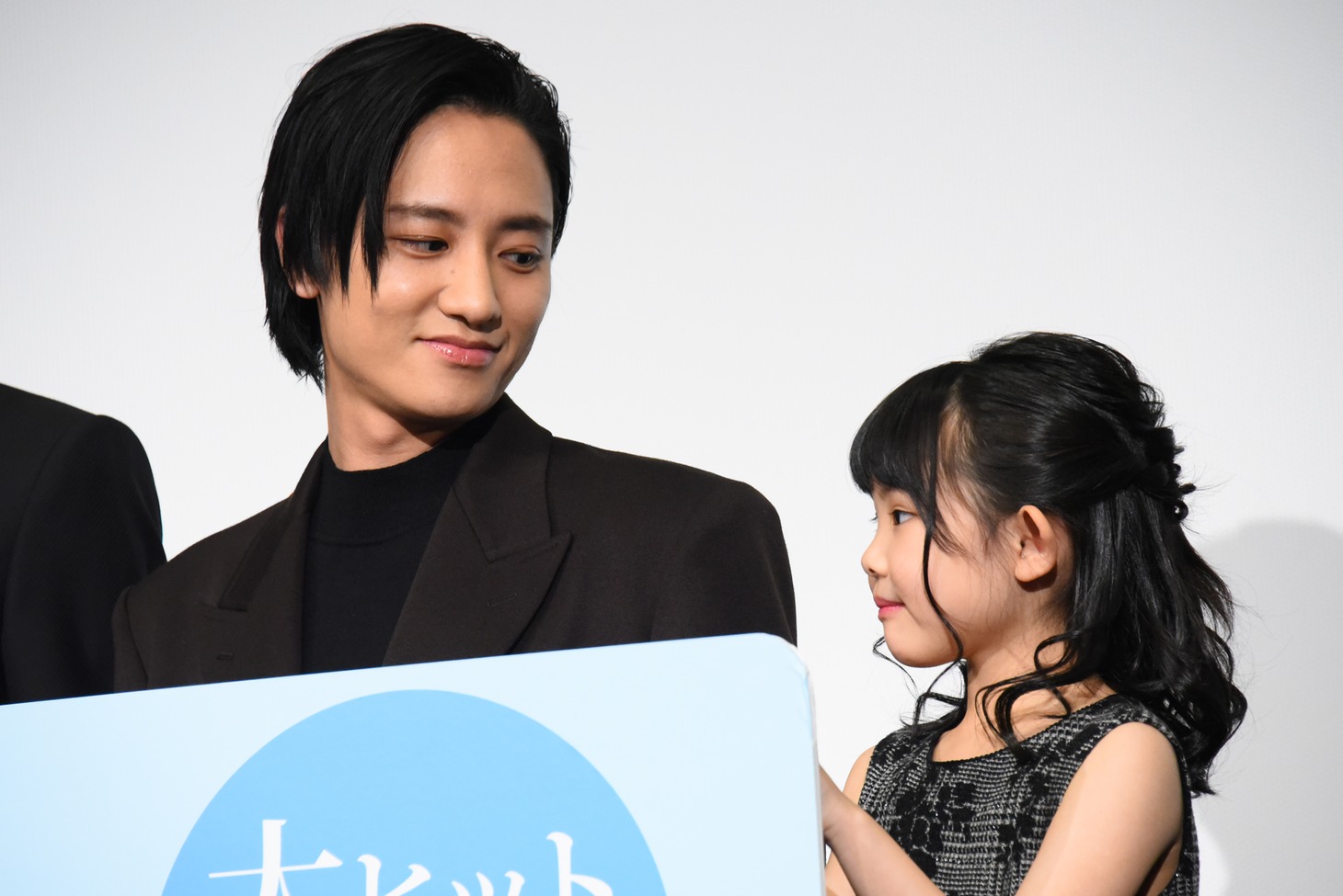 左から藤原季節、外村紗玖良。