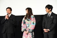 左から三浦友和、モトーラ世理奈、西島秀俊。