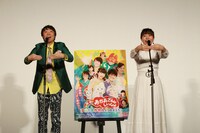 左から小林よしひさ、上原りさ。