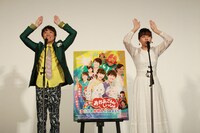 左から小林よしひさ、上原りさ。