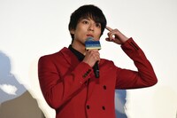 思い入れのあるシーンを問われ、考え込んでしまった新田真剣佑。