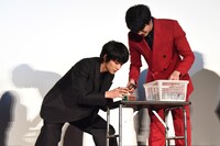 順調にテープを積んでいく北村匠海（左）と新田真剣佑（右）。