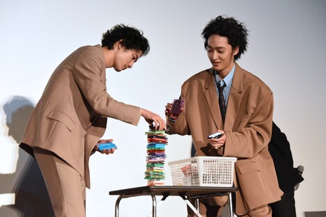 堅実にタワーを作る清原翔(左)と上杉柊平(右)。