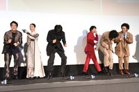 懸命に歩数計を振るキャスト陣。