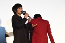 笑いすぎて咳き込む新田真剣佑（右）を見て「勝つ気ありませんよ！」と言い放つ北村匠海（左）。