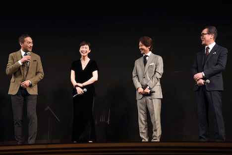 左から渡辺謙、安田成美、緒形直人、佐野史郎。