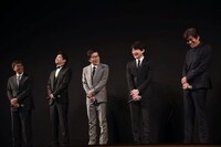 左から若松節朗、萩原聖人、平田満、吉岡秀隆、佐藤浩市。