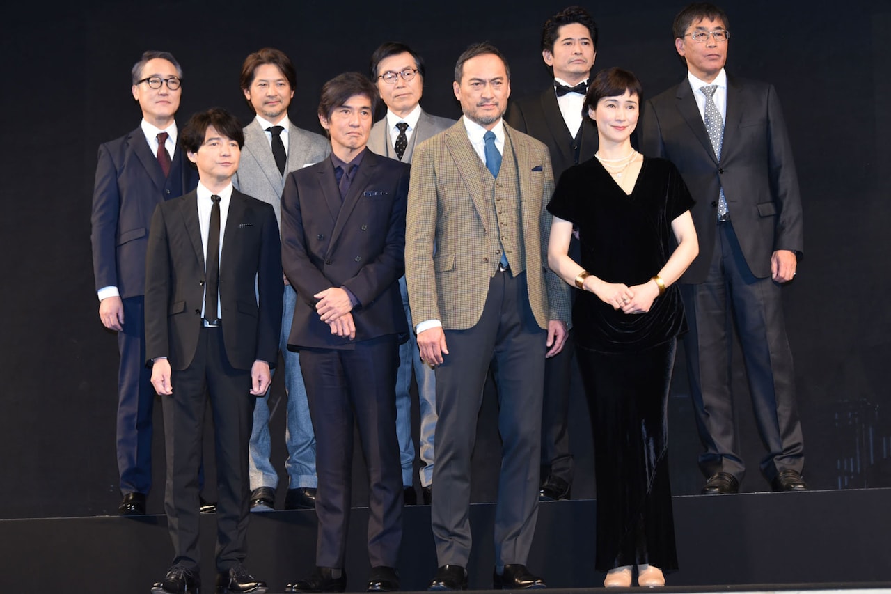 前列左から吉岡秀隆、佐藤浩市、渡辺謙、安田成美。後列左から佐野史郎、緒形直人、平田満、萩原聖人、若松節朗。