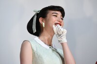 共演者の言葉に目を潤ませるのん。