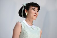 共演者の言葉に目を潤ませるのん。