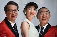 左から小宮孝泰、のん、でんでん、