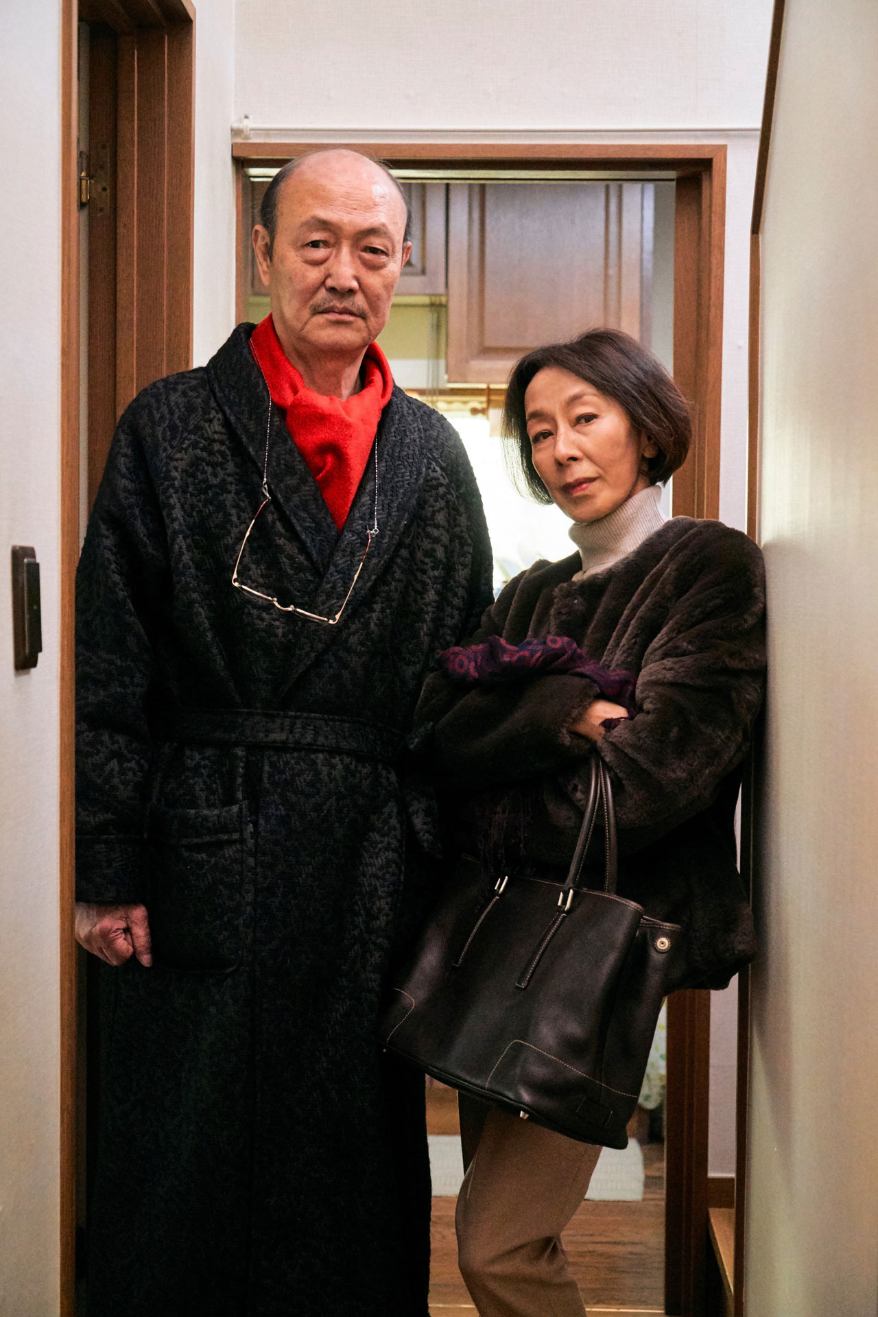 左から石橋蓮司、大楠道代。