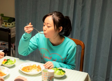 「酔うと化け物になる父がつらい」より今泉佑唯演じる田所フミ。