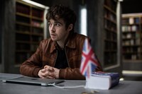 アレックス・ローサー演じる英語翻訳者のアレックス・グッドマン。