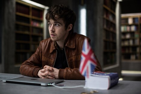 アレックス・ローサー演じる英語翻訳者のアレックス・グッドマン。