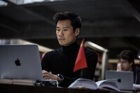 フレデリック・チョウ演じる中国語翻訳者のチェン・ヤオ。