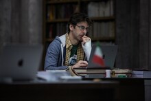 エドゥアルド・ノリエガ演じるスペイン語翻訳者のハビエル・カサル。