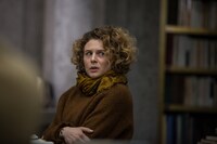 アンナ・マリア・シュトルム演じるドイツ語翻訳者のイングリット・コルベル。