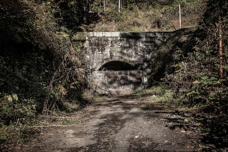 「犬鳴村」撮影のために美術セットが組まれた旧吹上トンネルの様子。