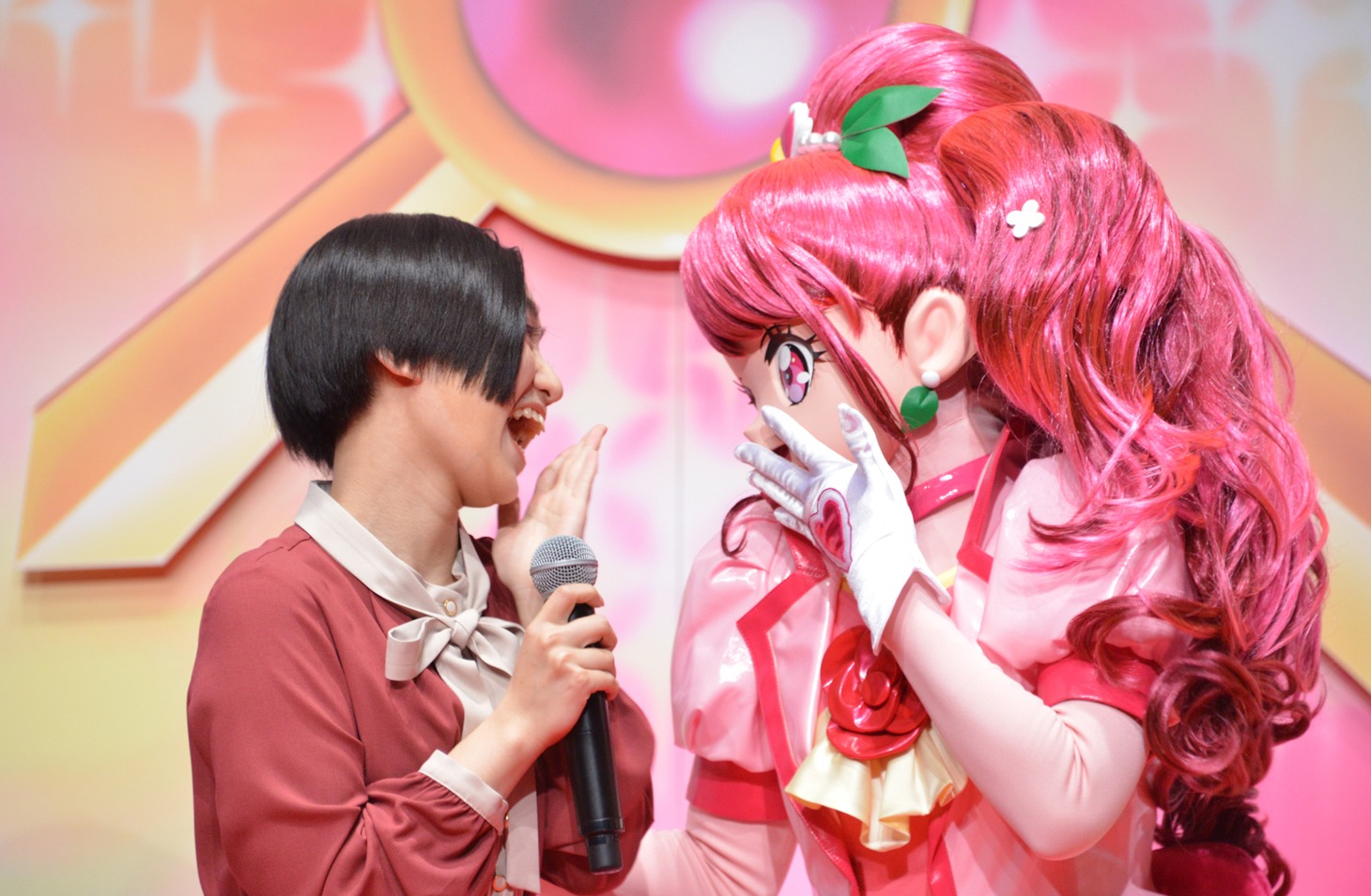顔を見合わせる悠木碧（左）とキュアグレース（右）。