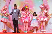 左からキュアエール、平田広明、キュアグレース、稲垣来泉、キュアスター。