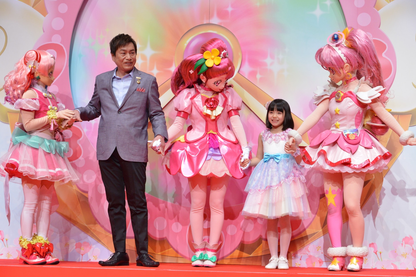 左からキュアエール、平田広明、キュアグレース、稲垣来泉、キュアスター。