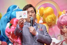 稲垣来泉からもらった手紙を見せる平田広明。