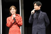 左から白石麻衣、千葉雄大。