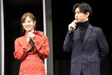 左から白石麻衣、千葉雄大。