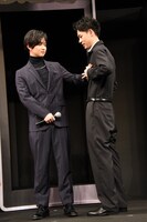 プレゼンに緊張する成田凌（右）の胸の鼓動を確認する千葉雄大（左）。