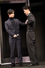 プレゼンに緊張する成田凌（右）の胸の鼓動を確認する千葉雄大（左）。