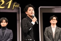 自らが犯人Mであることをプレゼンする成田凌。