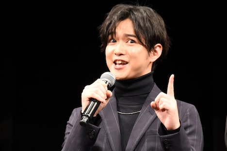 自らが犯人Mであることをプレゼンする千葉雄大。