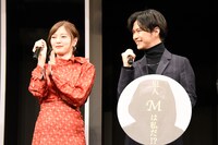 犯人Mの称号を贈られガッツポーズを決める千葉雄大（右）。