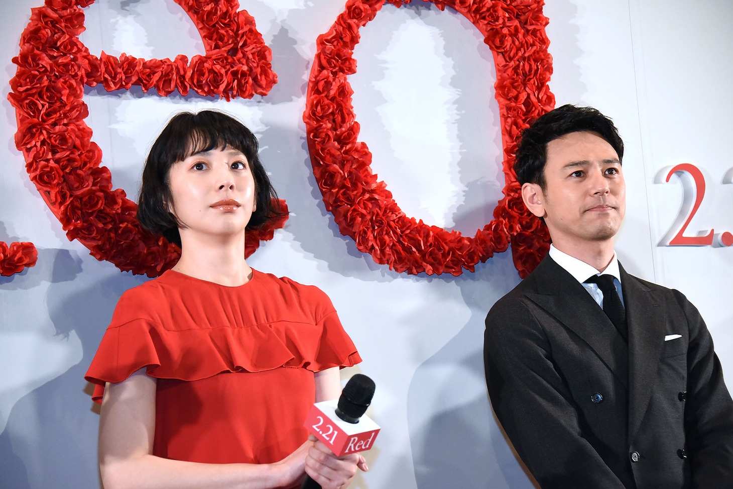 左から夏帆、妻夫木聡。