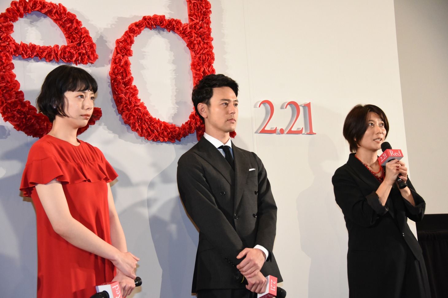 左から夏帆、妻夫木聡、三島有紀子。