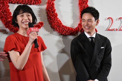 左から夏帆、妻夫木聡。