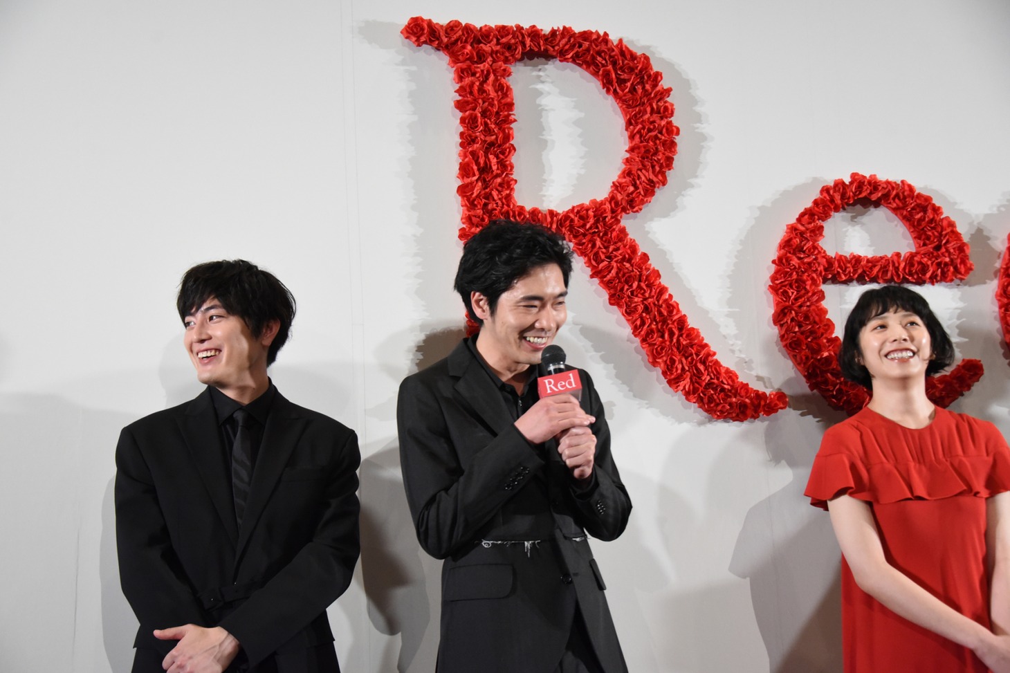 左から間宮祥太朗、柄本佑、夏帆。