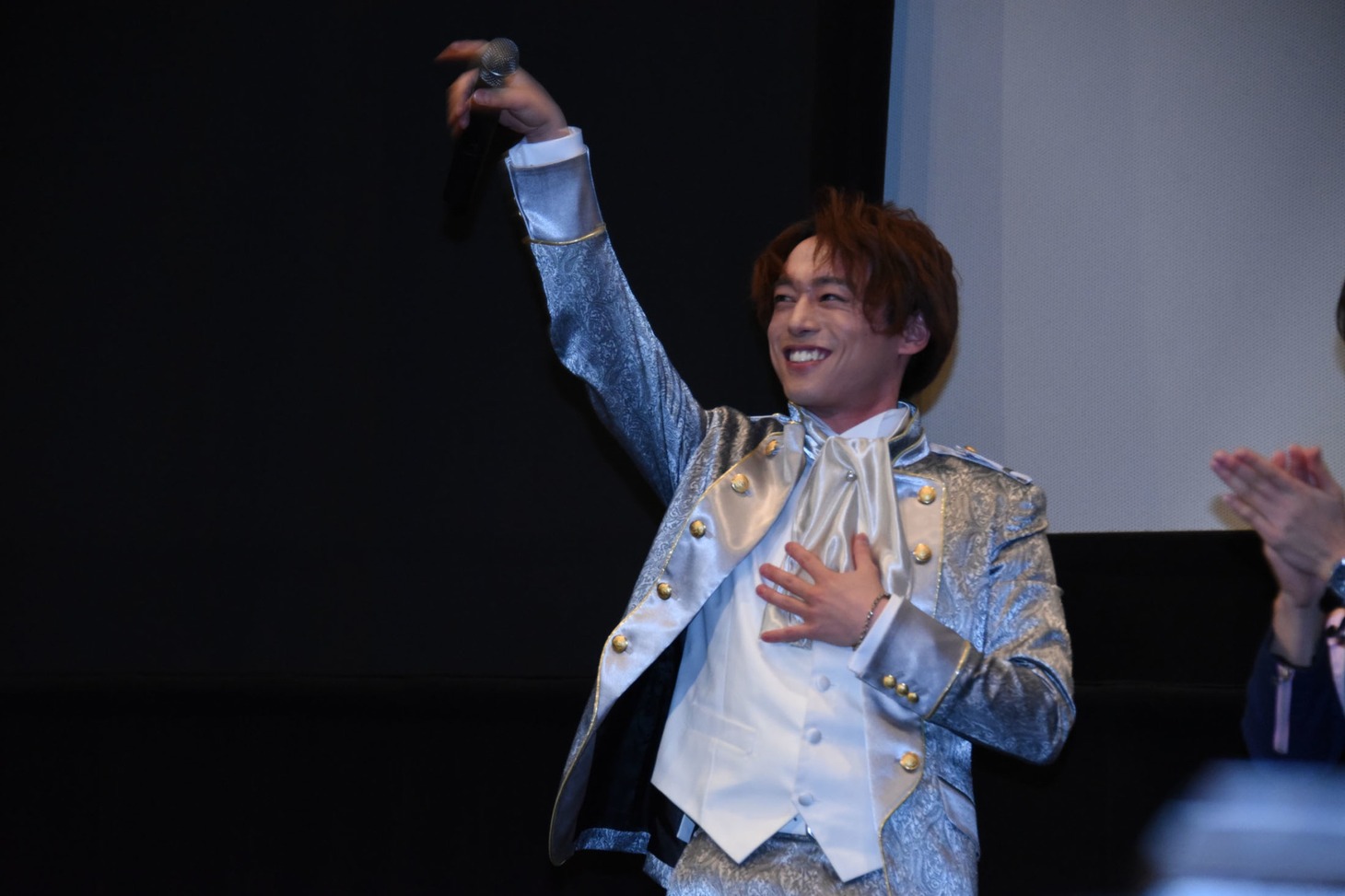 バク宙を決め、得意げな元木聖也。