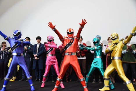 ポーズを決めるキラメイジャー。