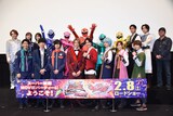 前列左から横山涼、濱正悟、結木滉星、伊藤あさひ、一ノ瀬颯、綱啓永、尾碕真花、小原唯和。後列左から元木聖也、奥山かずさ、工藤遥、キラメイブルー、キラメイピンク、キラメイレッド、キラメイグリーン、キラメイイエロー、岸田タツヤ、兵頭功海、渡辺勝也。