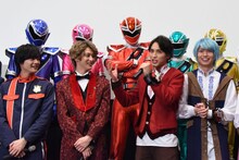 演説風に締めの挨拶をする一ノ瀬颯（中央右）。