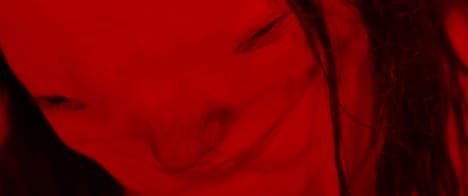 「スケアリーストーリーズ 怖い本」より、青白い女。