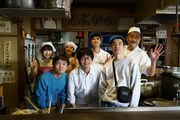 「とんかつDJアゲ太郎」しぶかつセットでの写真。後列左から池間夏海、片岡礼子、北村匠海、ブラザートム。前列左から村越周、イーピャオ、小山ゆうじろう。