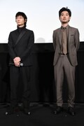左から綾野剛、松田龍平。