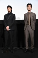 左から綾野剛、松田龍平。